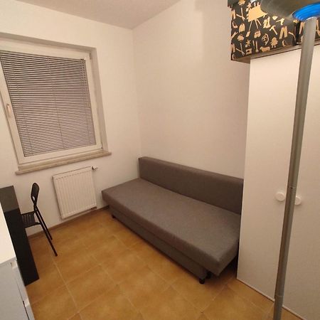 Nice Room With 2 Shared Bathrooms ,Wc , 2Km To Old Town -100M From Metro Szwedzka Warszawa Exteriör bild
