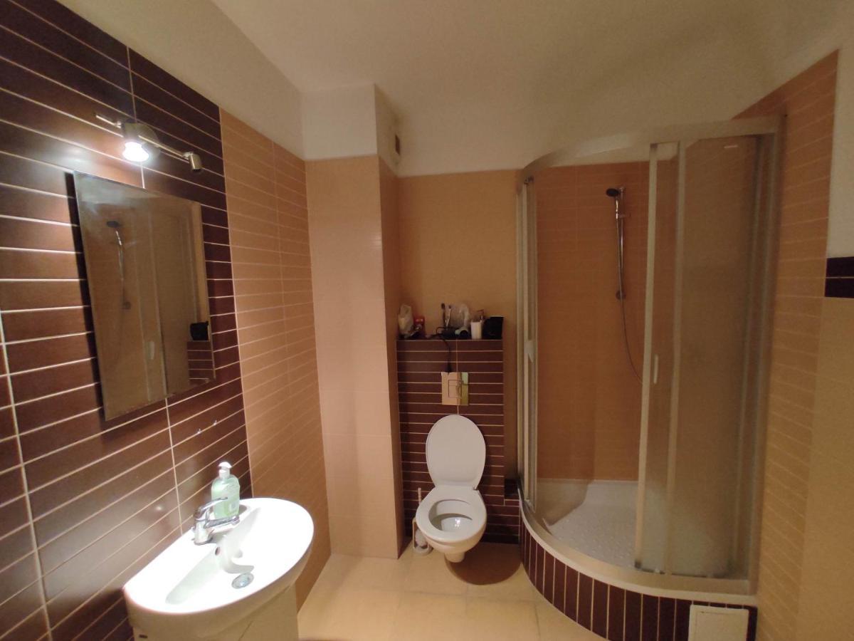 Nice Room With 2 Shared Bathrooms ,Wc , 2Km To Old Town -100M From Metro Szwedzka Warszawa Exteriör bild